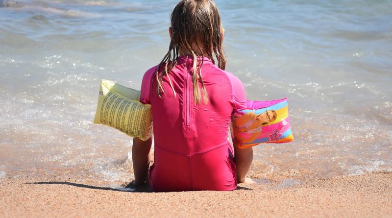 Bimba in spiaggia