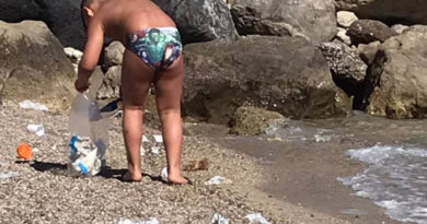 bimbo 7 anni rifiuti spiaggia