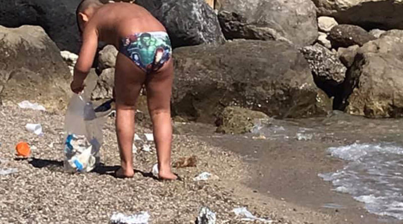 bimbo 7 anni rifiuti spiaggia