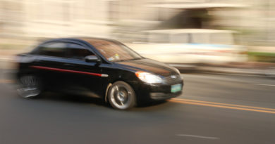 Auto che corre sulla strada