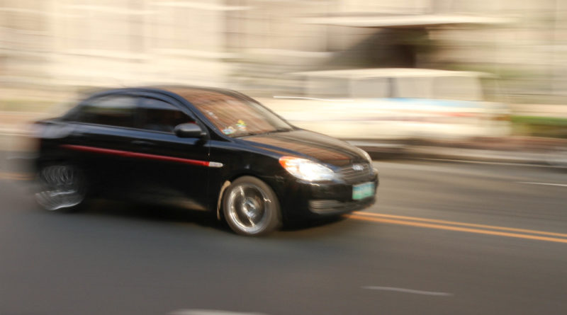 Auto che corre sulla strada